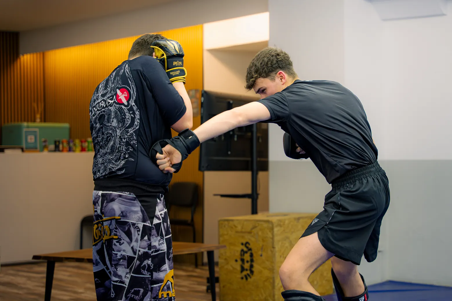 MMA-Training: zwei Sportler üben Schläge am Partner