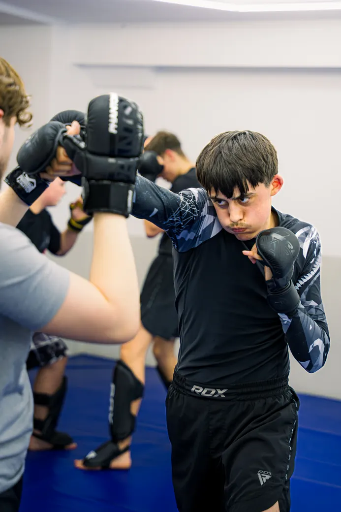 MMA-Training: Junge in Deckung mit Handschuhen