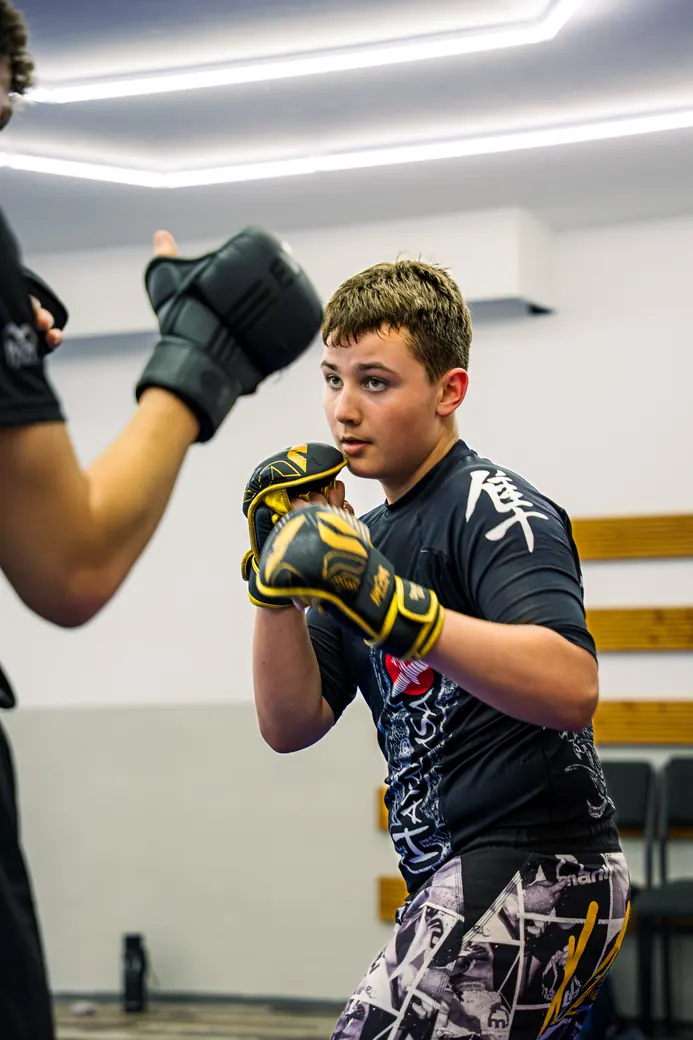 MMA-Training: Jugendlicher in Kampfstellung