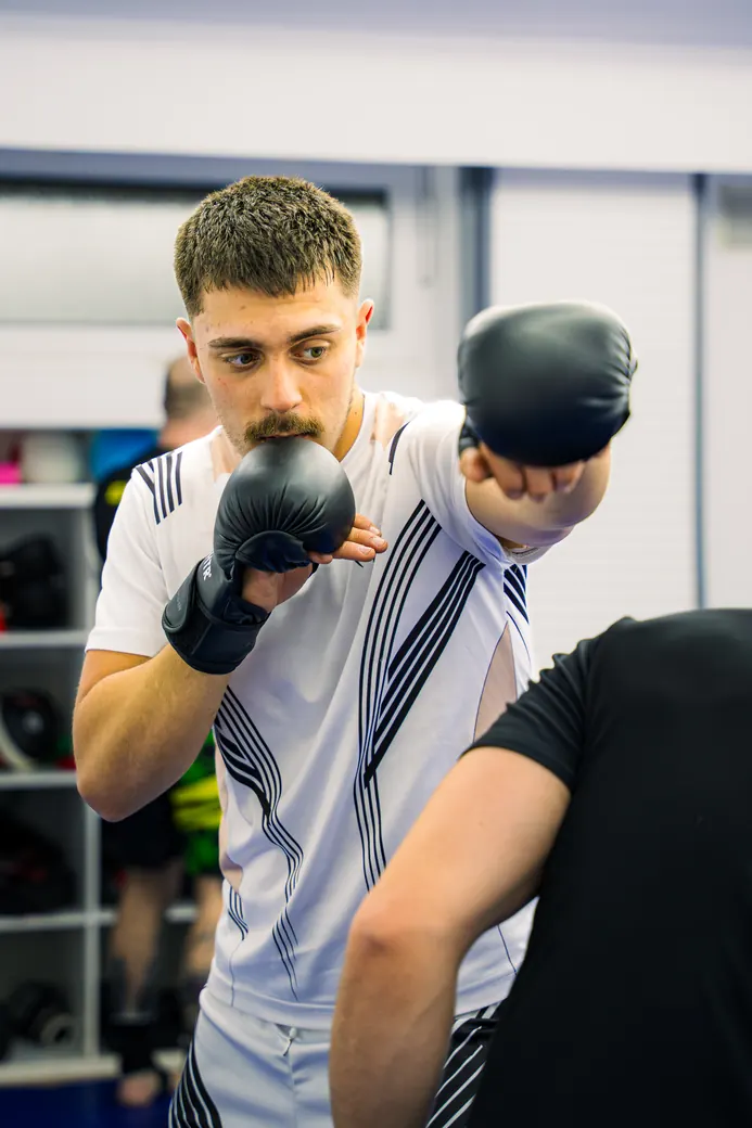 MMA-Training: Sportler schlägt eine Gerade